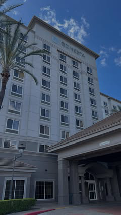 Have you checked out the @sonestaanaheimresortarea yet? 

This hotel is situated just over a mile from Disneyland, with open, inviting rooms and a wonderful staff. 

You can take @rideartbus for a quick 8-10 min ride to and from the park. The Sonesta