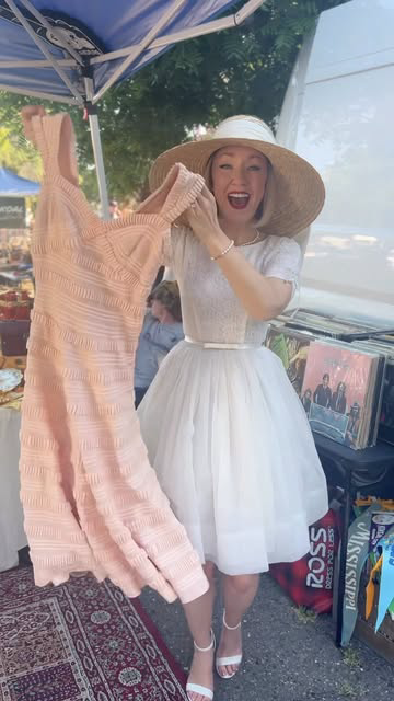 I find the best vintage ever at antique faires. 👗👠👒👛 

My love for antique faires started with the @sacantiquefaire 13 plus years ago. You can say it was vintage love at first sight. I’ve found so many vintage treasures over the years. Most recen
