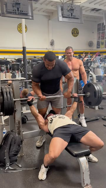World’s strongest spot? 

@fafafitness11 @larrywheels @loganchitwood 

.
.
.
.
.

#sigma #giga #powerlifting #benchpress #bench #igfitness #igfit #fitness #strength #bodybuilding