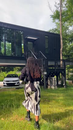 This tiny home is bringing Scandinavian design to the most unlikey place👀⬇️ @nomadnation.co 

A raised 550 sq ft with 12 foot high ceilings beauty 😍 

My favorite feautures:
- Floor to ceiling windows + automated blackout curtains for privacy✔️
- S