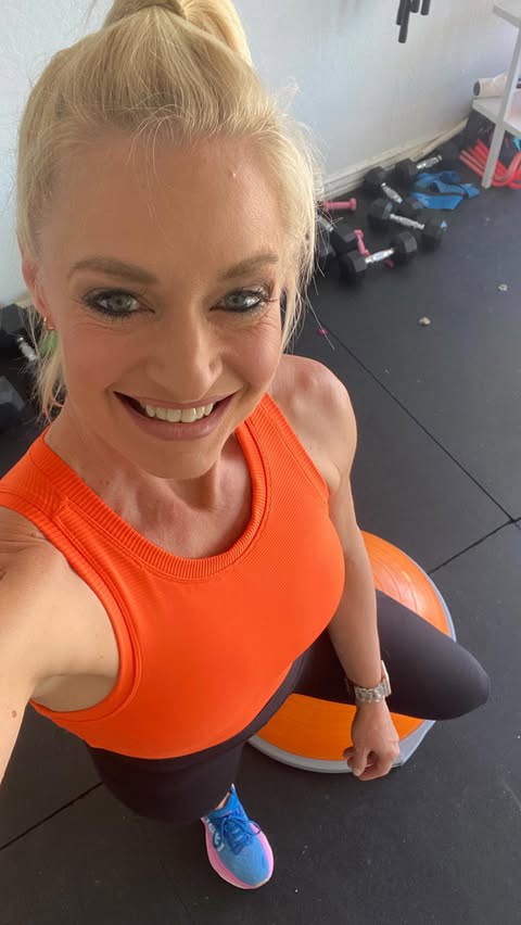 When you get a new BOSU ball and you coincidentally match it you make a reel! 🍊

I had my previous BOSU for FOURTEEN years with regular and professional use before it finally died (RIP 😢) so it is 10000% worth the expense. It’s a great home gym inv