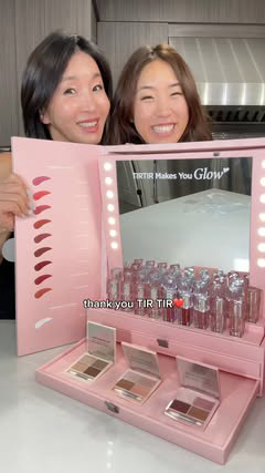 Opened the box expecting more cushion foundations, but found a whole vanity instead 😍😅 #kbeauty #makeup #unboxing #korean #koreanmakeup #koreanskincare #tirtir #cushionfoundation #koreancushionfoundation #trilingual #momanddaughter #spanish @tirtir