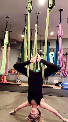 After a full year away from @antigravityfitness from being pregnant, I finally am back and honestly impressed myself with my own strength! #arialyoga #yoga #antigravityfitness
•••
#philadelphiainfluencer #mainline #trendsetter #fashion #style #shapem