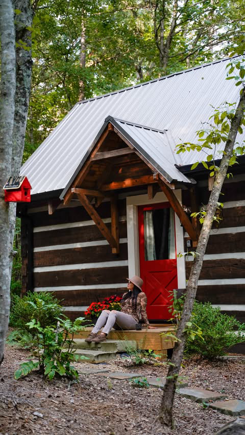 Welcome to Houndstooth Hideaway! This charming rescued log cabin is nested in the heart of Dahloneha, GA’s wine country. Its enchanting ambience will transport you into a fairytale movie. 

@staydahlonega @airbnb

#airbnb #airbnbhost #airbnbexperienc