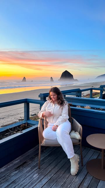 Luxurious Oregon Coast Hotel, 📍 @stephanieinn 

The views are EVERYTHING here, I absolutely soaked every minute of it up! The hotel itself is high end with seasonal dinners, a spa, nightly tastings in the library, and an insane breakfast menu! If yo