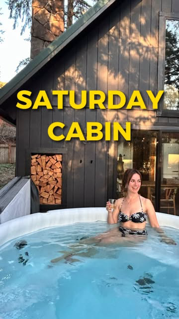 @saturdaycabin makes every day feel like a weekend! Tag someone you wanna take here 🌲 ✨ 
.
.
.
#pnwwonderland #pnw #cabinporn #pacificnorthwest #mthood #weekendgetaways #portlandoregon #pdx