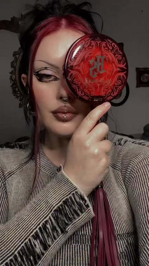 Been thinkin about graphic liner a lot 🗡️