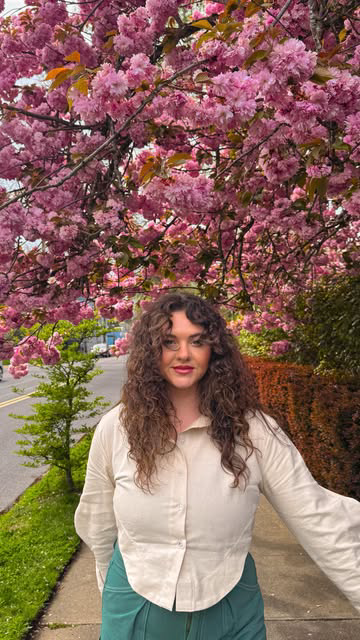 Reducing frizz with the new @amika Pro Smooth Over Frizz-Fighting Treatment! 

Wow, look at the after results, I am in love! This process is friendly for all hair types including curly, coiled and textured hair. 
I went to @monarchstudio30 (Vancouver