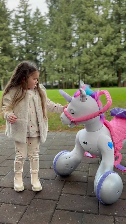 @kidtrax_toys Meet Josie, a Rideamals toy from Kid Trax, and your child’s new unicorn friend! This charming unicorn combines the fun of a battery-powered ride-on toy with real interactive play. Josie comes to life with over 100 unique sounds and move