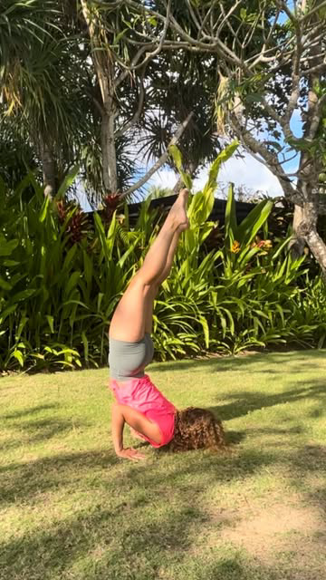 Ganda Bherundasana/Chin Stand 

Ganda Bherundasana (Ganda= joue & Bherunda = intense) or chin stand in English 

Elle est appelée « l’oiseau redoutable » en français. C est une posture d’inversion sur le menton qui demande force et équilibre.

Le men