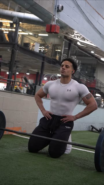 Visible abs thru the compression? ⬇️🙂‍↕️ NEED THAT. Don’t overcomplicate things: 

1 bottom-up movement for the lower abs (leg raises) 
1 top-down movement for the upper abs (cable crunches)

& then barbell rollouts for the whole core. This has been
