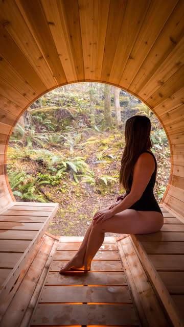 Girls weekend at the @thestonewater on The Sunshine Coast🌲 We did some exploring up the coast, but no hikes this time since it was pouring💧 Perfect for staying cozy and using their spa 🧖🏽‍♀️ and it lined up perfectly with International Women’s Da