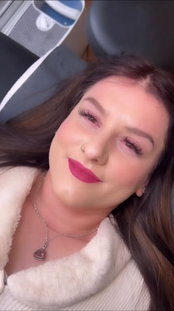 Today @lookbonita.ca is giving my lashes an upgrade! We picked a wispy set that would suit my eye and face shape and I am sooo happy with the results!! Are you team wispy?👀

Use my code ELENI to save when you book with @lookbonita.ca for your lash e