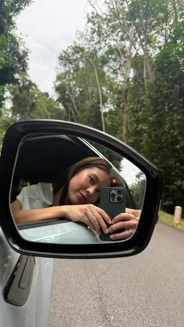 I’ve been doing this clean girl look for forever - not a trend, just a routine that always makes me feel like myself, especially on days when I don’t ☺️🌸🦋

@erborian_sg CC Red Correct (with Centella Asiatica) 
@rhode Pocket Blush (Sprinkle) 
@hourg