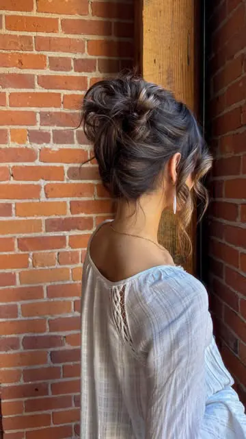 an indecisive bride trying to figure out if she should wear her hair up or down for her wedding!!! 💍🩵

what do you think? I’m going to see @broderickhargreaves again to try a few more hairstyles but what I do know is that I will be wearing my @luxy