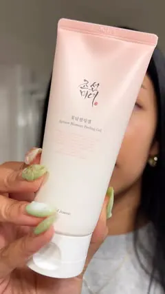 my skin has been oily these days 😵‍💫 but the @beautyofjoseon_official apricot blossom peeling gel helps me to maintain oil production while gently exfoliates 😋

#oilyskin #oilyskincare #oilyskintips #oilyskincareroutine  #oilypores #porecleansing 