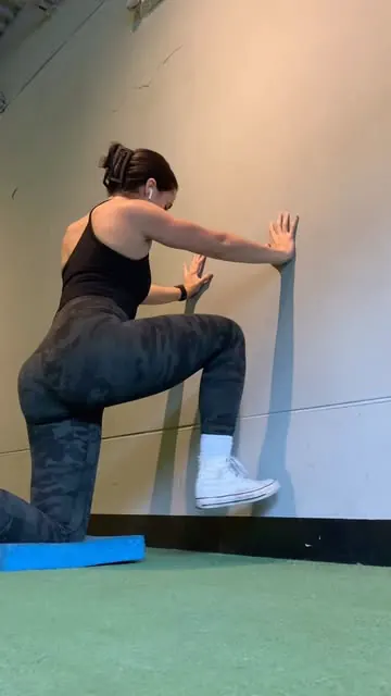 TRAIN YOUR DAMN HIP FLEXORS 👇🏼

The hip flexors get a lot of blame when it comes to hip + low back pains. Often times, people stretch and stretch and stretch and stretch them + still see no change. If this sounds like you — it’s time to start switc