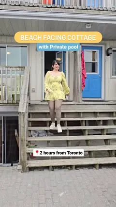 Beach Facing Cottage with Private Pool 🇨🇦🍁
📍2 hours from Toronto🇨🇦

This Hidden gem in Wasaga beach is a beautiful property with 3 bedrooms that accommodate upto 10 people and has spacious living rooms with board games available!
It has a priva