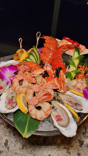 Come with me for a beautiful dining experience at @jwmarriottclearwaterbeach 🌴 
.
We started our night off with some cocktails at @latitude28clearwaterbeach 🍸..I highly recommend getting a Rose Spritz🍃 if you are looking for a tasty non alcoholic 