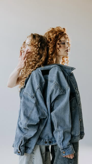 Sisterhood, styled.
Behind the scenes of an editorial shoot capturing beauty × bond.

Models: @erynmurphyy @mollymurphh 
Photographer: @sarakckane 
Hair: @stylistamandaelaine 
Makeup + BTS video: me @novita.collective 
Location: @sunshinecitystudios 