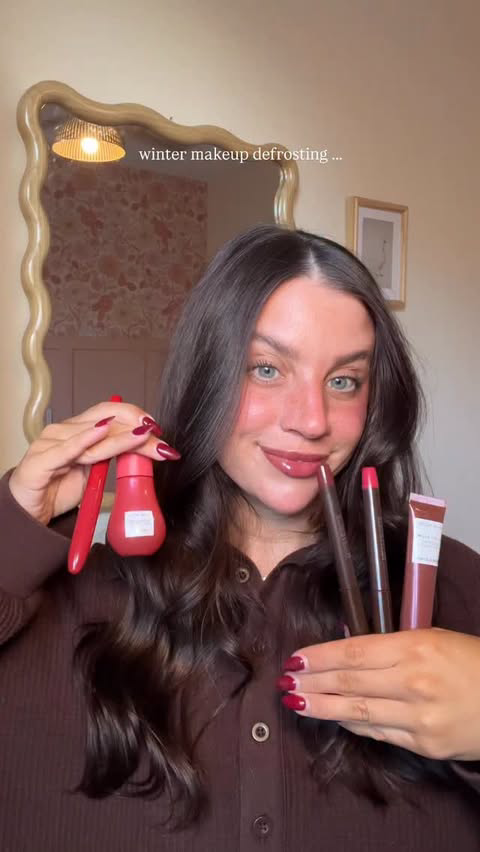 love adding in brown and red toned makeup in the winter!! ❄️

products used:
@beaubble x @therudiberry lip stains & freckle pen 
@glowrecipe glass balm & blush 

do you switch up your makeup in the winter??