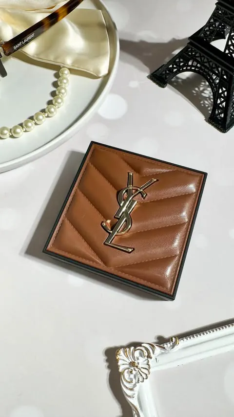 #giftedbyYSLbeauty
.
…………….𝕐𝕍𝔼𝕊 𝕊𝔸𝕀ℕ𝕋 𝕃𝔸𝕌ℝ𝔼ℕ𝕋 𝔹𝕖𝕒𝕦𝕥𝕪…………

➡️ A silky-soft bronzer with subtle shimmer—in an exclusive couture clutch—that leaves your skin with a natural, healthy-looking, sunkissed glow for up to 24 hours.

𝙆𝙚𝙮 