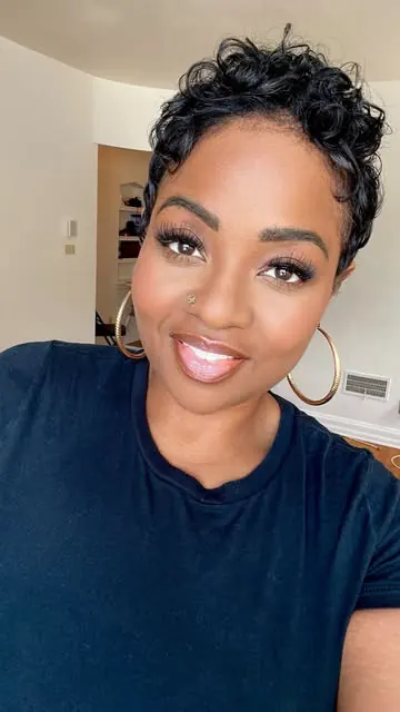 Sometimes, elevation requires separation. Even if that means separating from old versions of yourself. 💇🏾‍♀️❤️⁣
⁣
The last few years have been about self-sacrifice and pouring into others. Now that life is so much calmer, it’s time to prioritize my