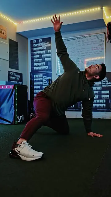 #MobilityFlow 
Shaking off the rust from a rough year - I can count on my hand how many times I’ve worked out in 2024 and we aint doin high fives 🖐 Time to switch it up, this self care is overdue.

Finding my groove again through mobility flow befor