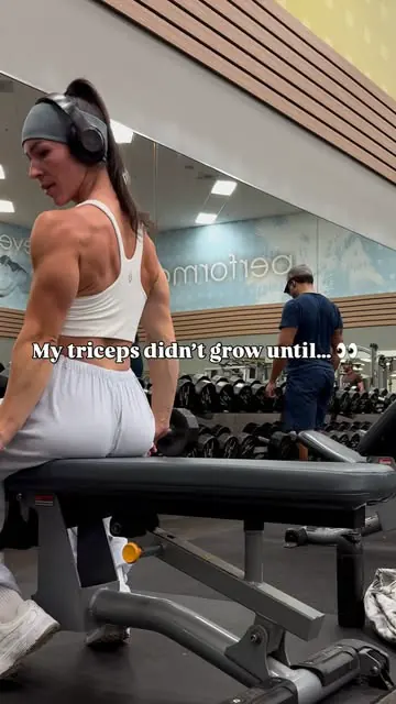 🚨 Skull crushers are one of the best tricep builders… if you actually feel them.

My triceps didn’t grow until I controlled every rep, here’s exactly how I made them work 💪🏼 no bounce, just pure muscle.

✅ Lock your elbows — keep them tucked contr