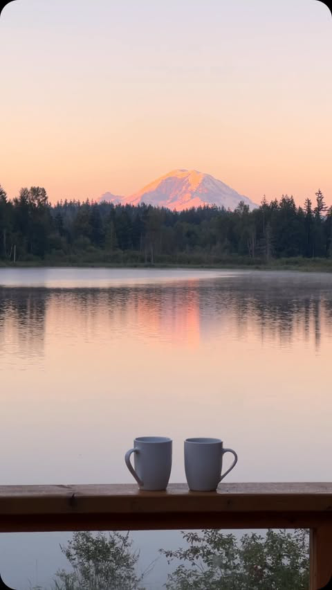 CLOSED ✨ Enter to win an incredible lakefront two-night stay at @stay.in.nest!⁣
⁣
Enjoy stunning Mount Rainier views, a hot tub, a game room, kayaks, and breathtaking vistas from both the deck and inside the house at the Lakefront Nest. This retreat 