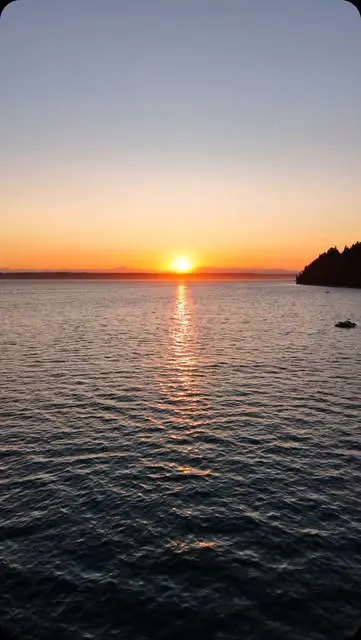 CLOSED ✨ Win a Dreamy Oceanfront Two Night Getaway at @thedesmoinesdiamond!⁣
⁣
We recently experienced oceanfront bliss just 20 minutes from Seattle at this gorgeous luxe cabin “The Des Moines Diamond” and wanted to share the chance to stay there wit