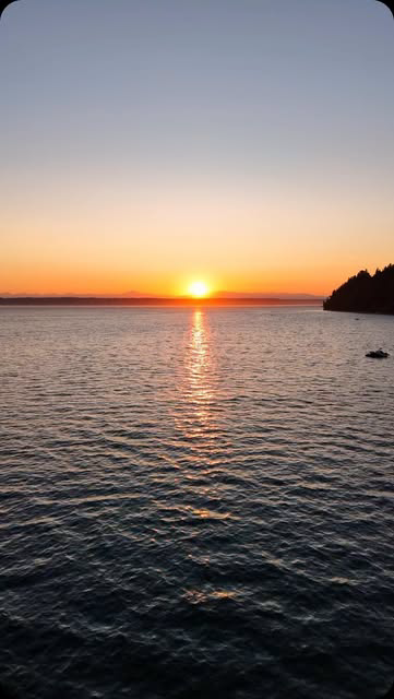 CLOSED ✨ Win a Dreamy Oceanfront Two Night Getaway at @thedesmoinesdiamond!⁣
⁣
We recently experienced oceanfront bliss just 20 minutes from Seattle at this gorgeous luxe cabin “The Des Moines Diamond” and wanted to share the chance to stay there wit