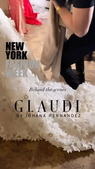 Behind the scenes magic with @glaudibyjohanahernandez @nyfw @artheartsfashion 😻

The way this collection simultaneously embodies the strong elegance of a woman who knows herself and the sweet radiance of those who carry a gentle heart is genius ✨

E