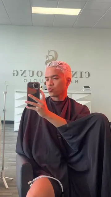 Just another gay crisis 👱🏼‍♂️🌈✨|| thank you @hellocindeee for my thairapy! #blonde #gay #blondeasian #blondeagain