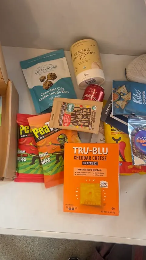 #sponsored It’s holiday season coming up so I got plenty of free time coming up to snack! I try not to snack too heavily and keep them healthy so Urthbox is perfect for it! 

There are over 20 diff kinds of snacks in this variety box and they fulfill