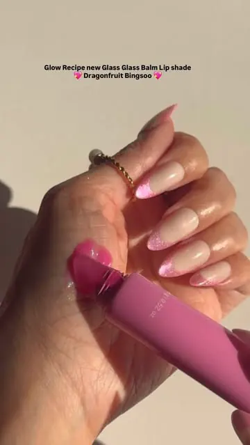 @glowrecipe launched 2 new shades of their Glass Balm Lip Treatment and I picked Dragonfruit Bingsoo to try. It is a sheer bright pink shade and it smells so good. The formula is hydrating with a high-shine finish. The other new shade is a beautiful 