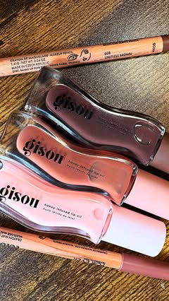 @gisou and @makeupforever fulfilling my fall color combo dreams. 🍂🍁🍫☕️🍦 
#gisou #makeup #makeupforever #beauty #lippie #lipoil #lipcombo #lipliner #mua #sephora #fall #autumn