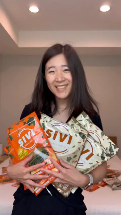 Is there ever 𝐓𝐎𝐎 many snacks?
𝐍𝐎𝐏𝐄, especially when they’re 𝒹𝑒𝓁𝒾𝒸𝒾𝑜𝓊𝓈 😘
 
SIVI Seaweed 🍘
📍Bay Area | @sivi.offical 

SIVI Seaweed chips are plant-based, vegan, keto-friendly, gluten-free, and easy to take on-the-go. They have 2 am