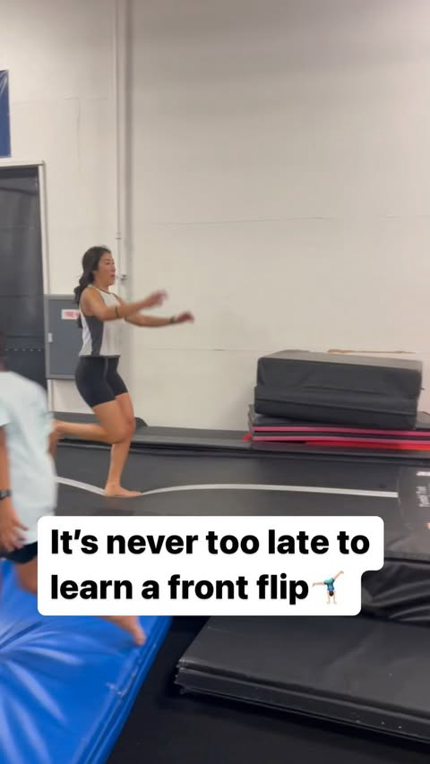 🥇front flip at 37 🤪🤸🏻‍♂️ don’t let your age or gravity define you. ⁣
Shout out to my partner in crime @kallibonin and @loopkickstricking for all the coaching 
.⁣
.⁣
.⁣
.⁣
#athlete #backflip #calisthenics #crossfit #fitnessgirl #flexibility #flexi