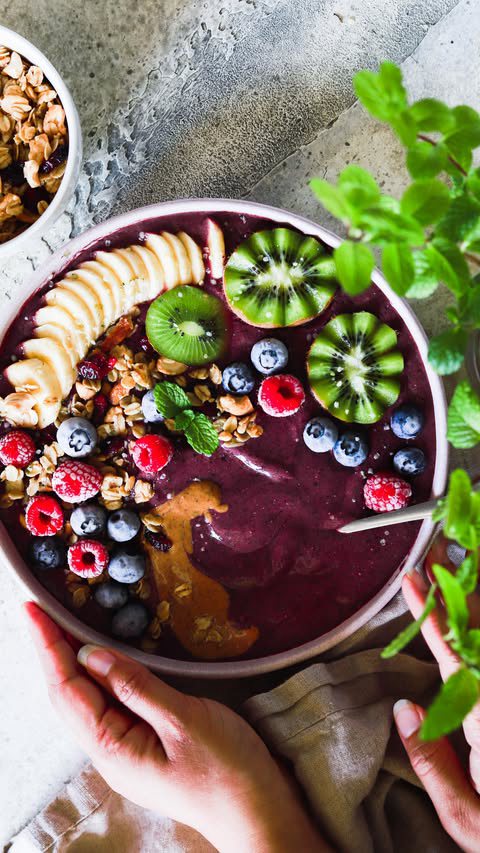 ‘Spring up’ your breakfast smoothie game!!

Quick recipe for this açaí berry smoothie bowl⬇️

2 açaí berry superfruit packs (I used @sambazon )
2 frozen bananas 
4 tbsp hemp hearts
1/4-1/3 cup coconut milk
1 cup mixed frozen berries

Blend everything