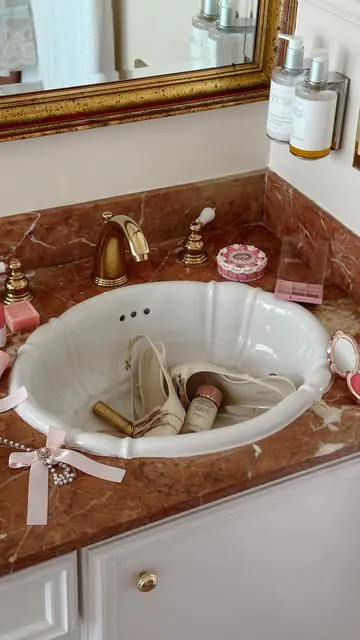 love this little edwardian style hotel in sf 🏹 the details were stunning and everything was so clean! ✨

📍hotel majestic, san francisco

#pinkaesthetic #coquettecore #modernromance #pinterestinspo #sanfranciscointeriors #vintagevibes #hotelrooms #v