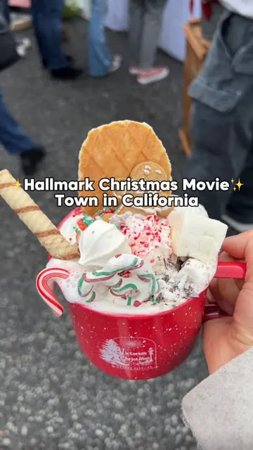 ✨MAGICAL CHRISTMAS TOWN✨in California 🎄🎅🏻❄️
.
.
If you love Christmas, you MUST add Nevada City to your bucket list. Nevada City is a 2.5 hour drive from the Bay Area and sits between Sacramento and Lake Tahoe. 🎄 This city COMES ALIVE for Christm