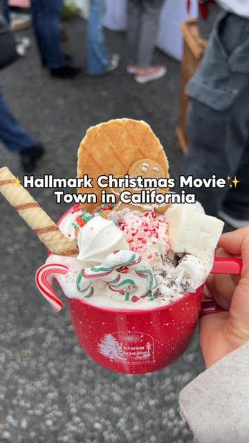 ✨MAGICAL CHRISTMAS TOWN✨in California 🎄🎅🏻❄️
.
.
If you love Christmas, you MUST add Nevada City to your bucket list. Nevada City is a 2.5 hour drive from the Bay Area and sits between Sacramento and Lake Tahoe. 🎄 This city COMES ALIVE for Christm