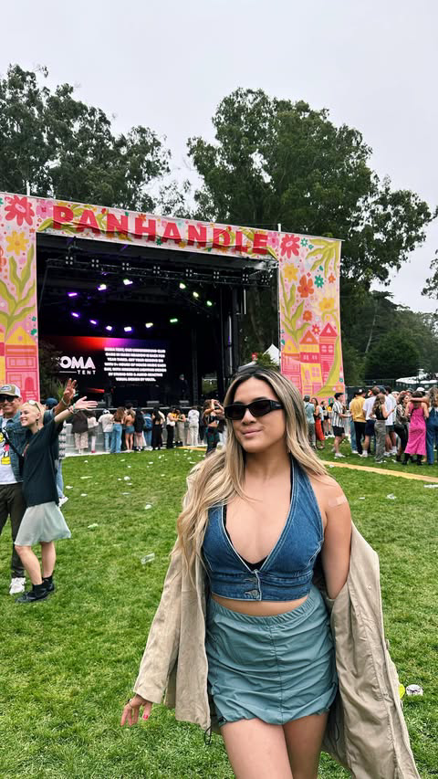 what i ate at @outsidelands 🎉🧋🍕🎸

🍕pepperoni pizza with red onion and chili flakes ($12) @pinkonionpizza 
☕️ @baileysofficial iced coffee ($18)
🧋raspberry mint mojito with honey boba @urbanritualcafe ($11)
🍛 beef bibimbap @umma.sf ($19)
🍵hot 