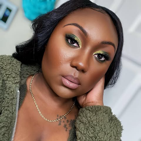 Would you rock this look??? 💚💚💚
_______________________________
EYES: @colouredraine Safari palette 
LASHES: @cutsofdiamond “Essential” lashes
BROWS: @benefitcosmetics Precisely, My Brow Pencil in 
FOUNDATION: @toofaced BTW Matte foundation in Spi