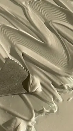 AD saaatisfying textures w/ @briogeo ’s new scalp revival scalp mask! 
i’ve been loving this bc it feels SO soothing on my scalp! the charcoal and tea tree create the best cooling feeling to alleviate dryness, flakiness, and itchiness. the rest of th