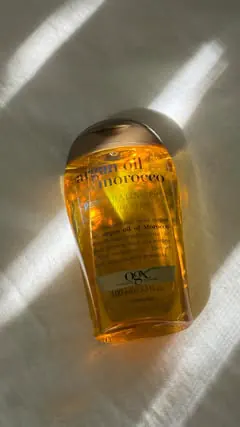 dry hair WHERE? 🤭 thanks @ogx_beauty for keeping my hair hydrated and glossy! 

#OGX #OGXHairOilHack #gifted