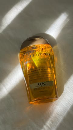 dry hair WHERE? 🤭 thanks @ogx_beauty for keeping my hair hydrated and glossy! 

#OGX #OGXHairOilHack #gifted