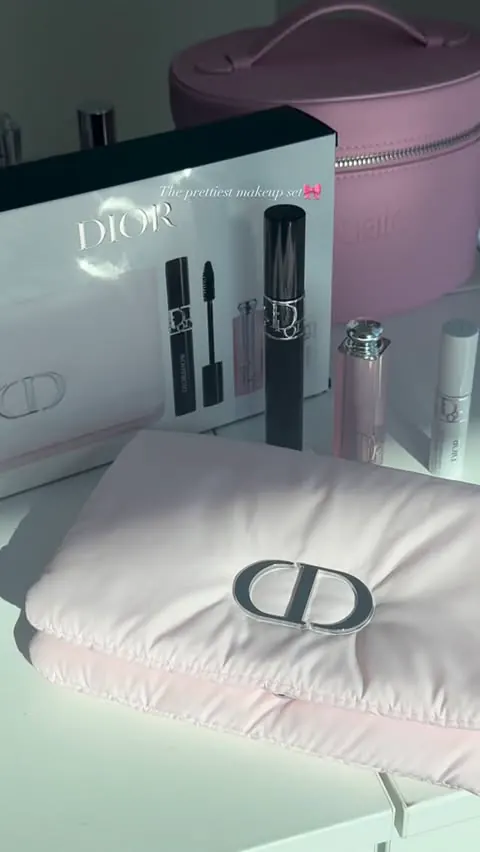 @diorbeauty Natural Glow Makeup Set

The set includes:
🎀Diorshow Mascara
🎀Mini Diorshow Maximizer 4D Lash Primer Serum
🎀Dior Addict Lip Glow Balm
🎀Dior Makeup Bag

#diorbeautylovers #diorbeauty #diorpink #diorforlove #diorgift #diorgiftset #diorl