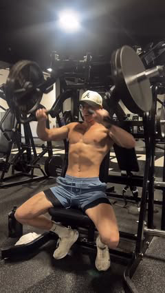 Chest development is about angles, volume, and showing up. Incline hammer press is a staple in my routine—especially for building that shelf-like upper chest 🙌